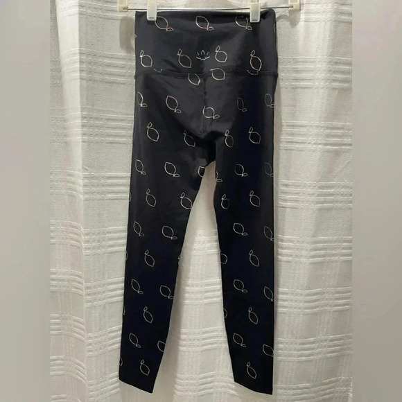 Beyond Yoga gold lemon and black leggings - Picture 4 of 13